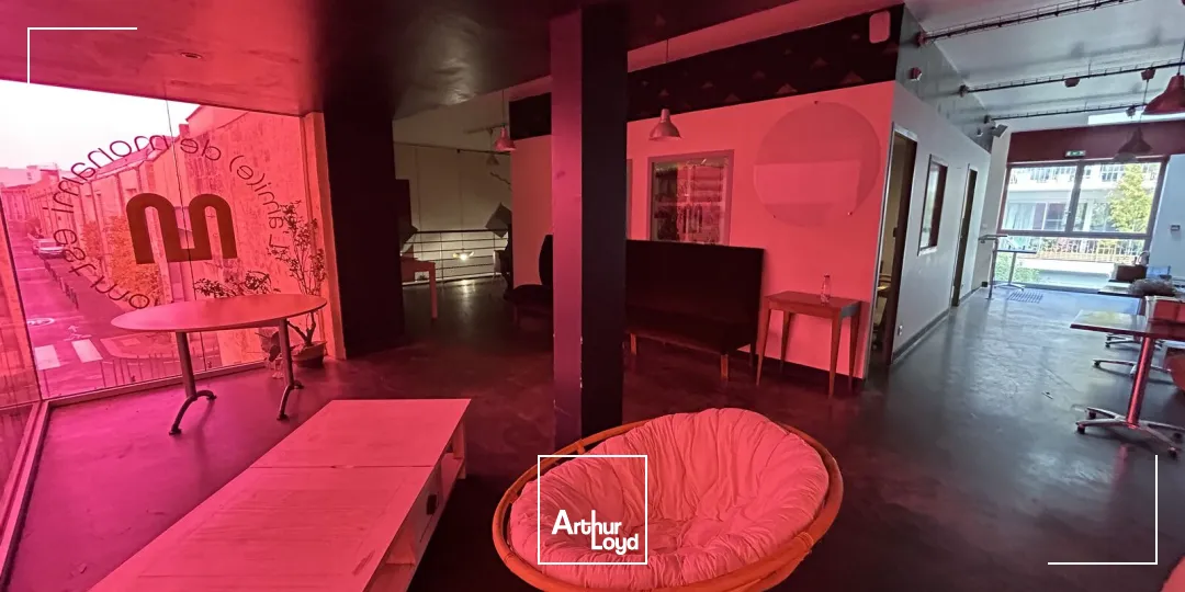 À louer aux Chartrons à Bordeaux un local commercial sur deux niveaux d'environ 320 m²