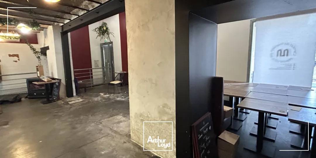 À louer aux Chartrons à Bordeaux un local commercial sur deux niveaux d'environ 320 m²