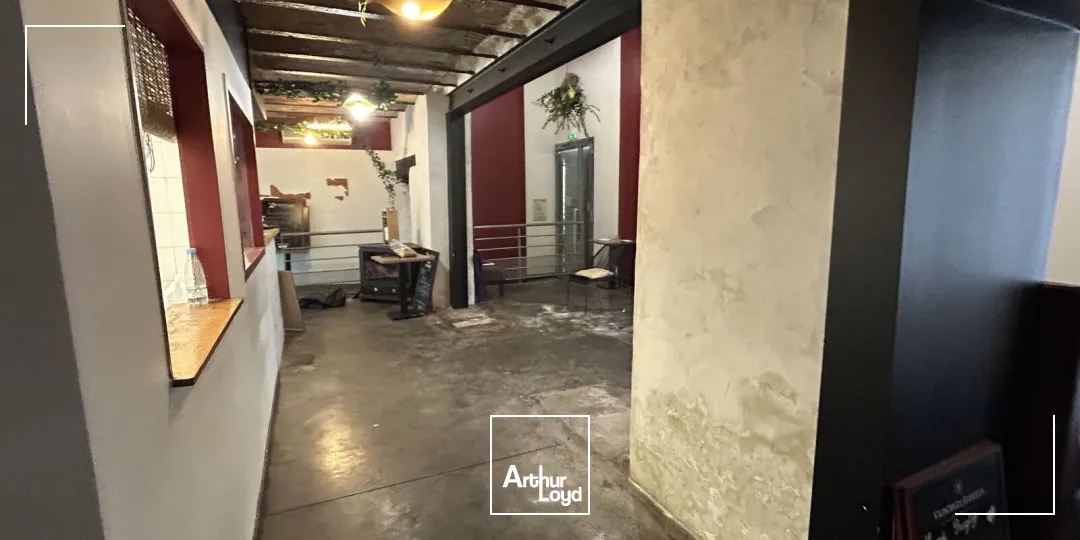 À louer aux Chartrons à Bordeaux un local commercial sur deux niveaux d'environ 320 m²