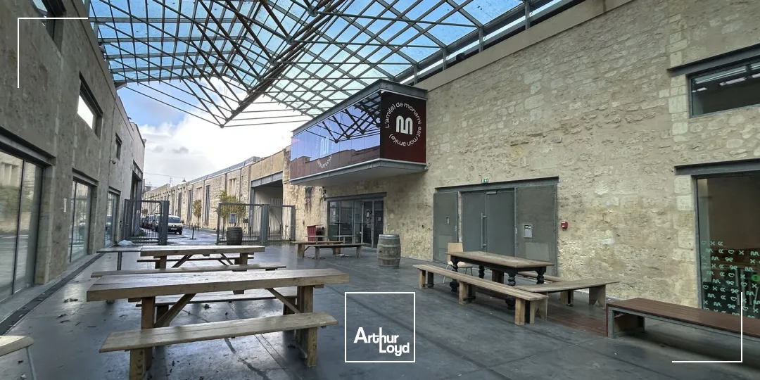 À louer aux Chartrons à Bordeaux un local commercial sur deux niveaux d'environ 320 m²