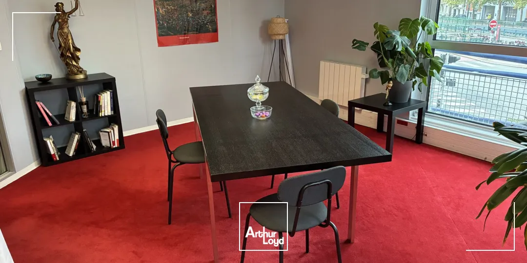 Bureaux lumineux à louer - La Madeleine, aux portes de Lille, avec parking et transports en commun immédiats !