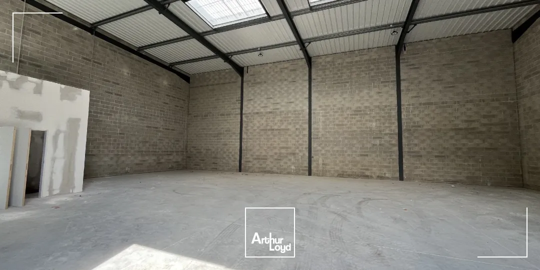 A LOUER LOCAUX D'ACTIVITÉ DE 285 ERCUIS