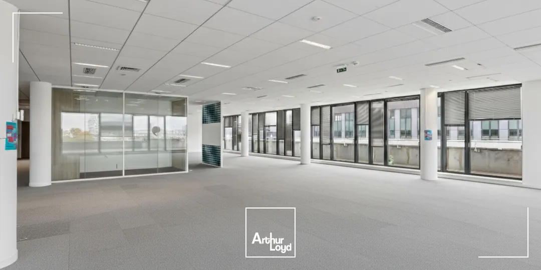 Clichy, bureaux rénovés avec vue sur la Seine et nombreux services dans un immeuble de standing