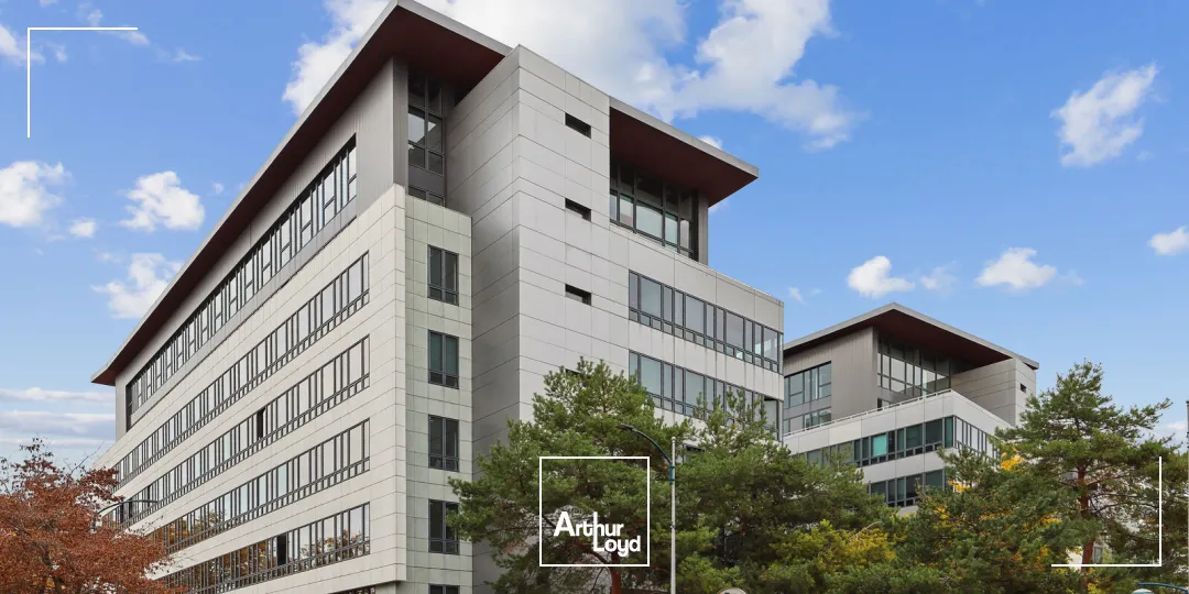 Clichy, bureaux rénovés avec vue sur la Seine et nombreux services dans un immeuble de standing
