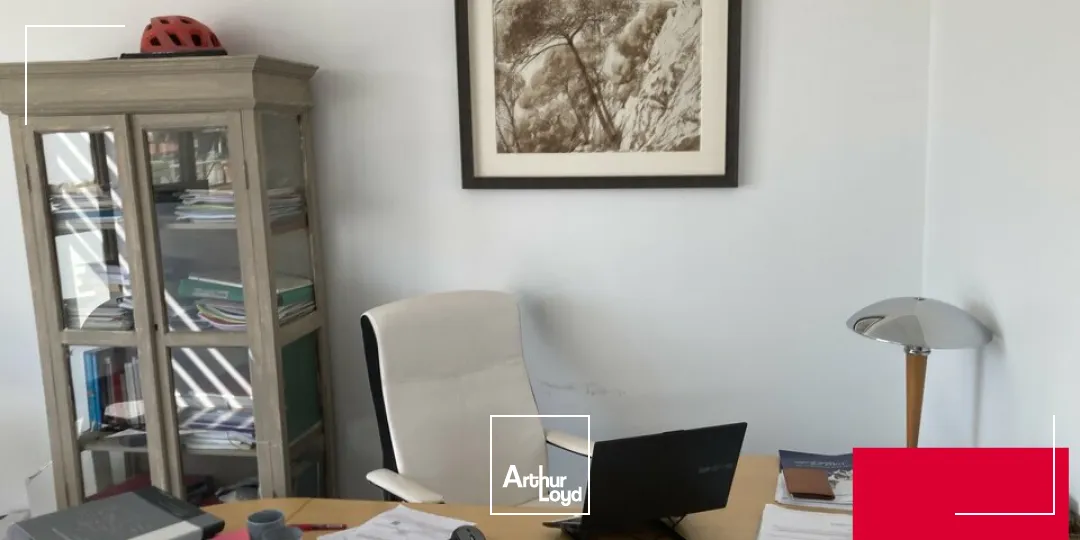 ST JEAN DE LUZ, RARE, BUREAUX de 95 m² 