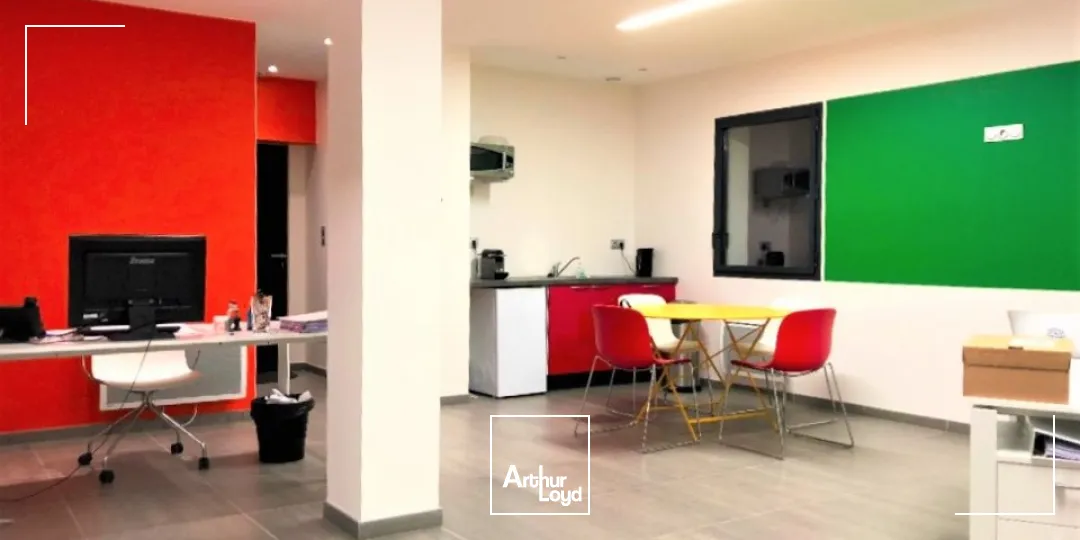 À VENDRE  BUREAUX AMÉNAGÉS DE 80M² À POITIERS  PROXIMITÉ CAMPUS ET CHU AVEC PARKINGS PRIVATIFS