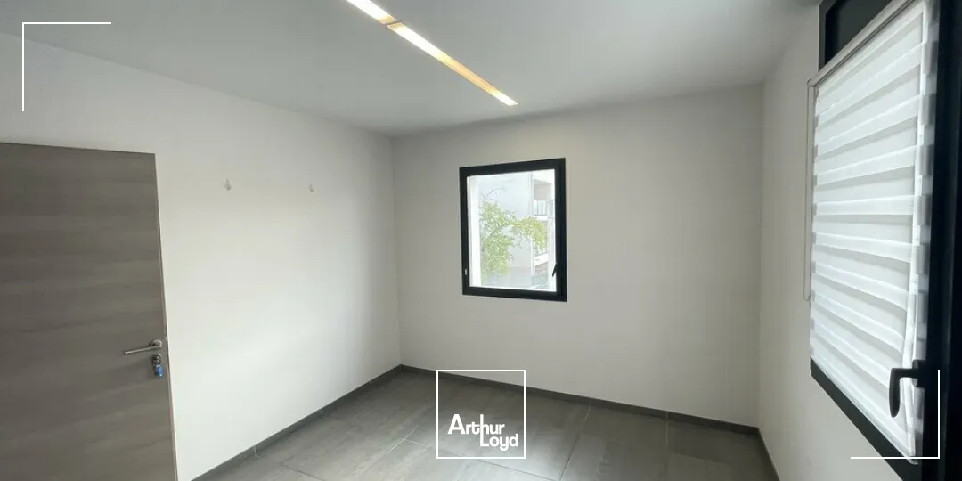 À VENDRE  BUREAUX AMÉNAGÉS DE 80M² À POITIERS  PROXIMITÉ CAMPUS ET CHU AVEC PARKINGS PRIVATIFS