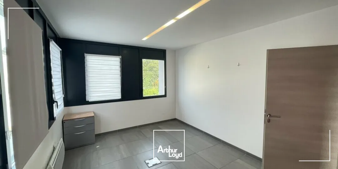 À VENDRE  BUREAUX AMÉNAGÉS DE 80M² À POITIERS  PROXIMITÉ CAMPUS ET CHU AVEC PARKINGS PRIVATIFS