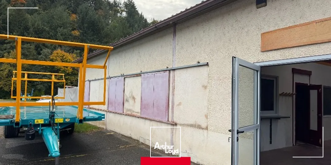 À VENDRE OU À LOUER : Local d'activités de 300 m² mitoyen avec un terrain, bonne visibilité commerciale à Saint-Jean-la-Bussière