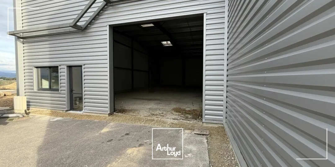 Local de stockage ou d'atelier, situés sur la zone Est de Valence, à proximité immédiate des axes autoroutier.