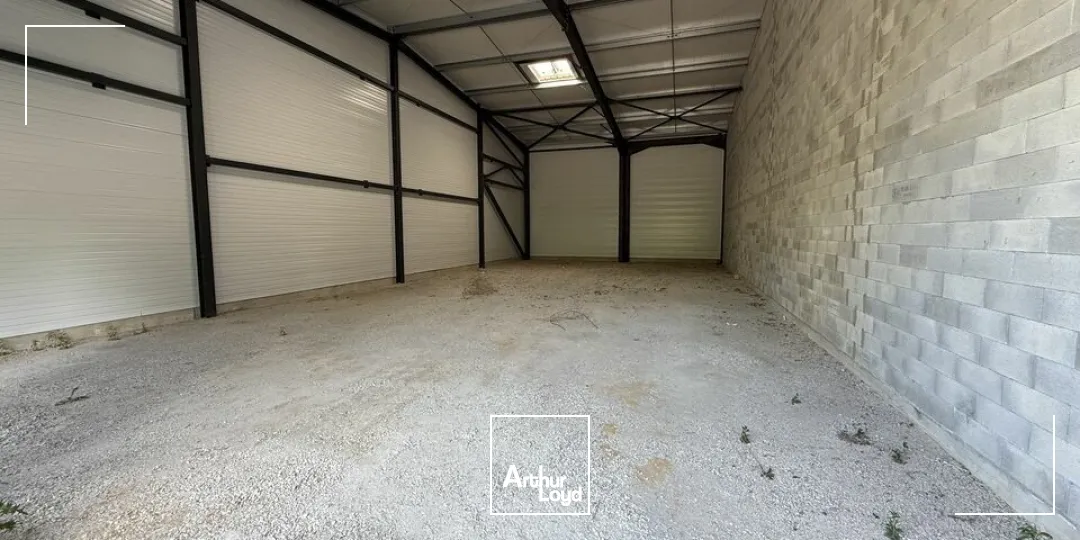 Local de stockage ou d'atelier, situés sur la zone Est de Valence, à proximité immédiate des axes autoroutier.