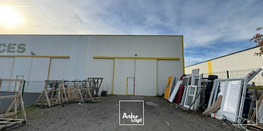 À louer  Bâtiment de stockage de 460 m² avec grande hauteur et accès poids lourds - Zone d'activités d'Aubigny (proche la Roche-sur-Yon)