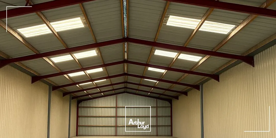 À louer  Bâtiment de stockage de 460 m² avec grande hauteur et accès poids lourds - Zone d'activités d'Aubigny (proche la Roche-sur-Yon)