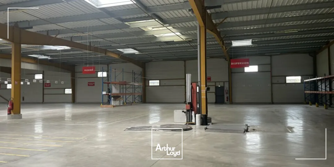 À LOUER  Bâtiment logistique de 3 000 m² avec quais  La Roche-sur-Yon (85)