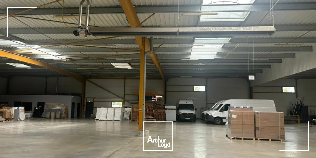 À LOUER  Bâtiment logistique de 3 000 m² avec quais  La Roche-sur-Yon (85)