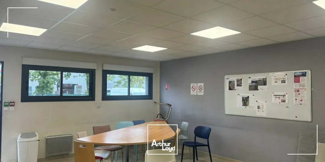 À LOUER  Bâtiment logistique de 3 000 m² avec quais  La Roche-sur-Yon (85)