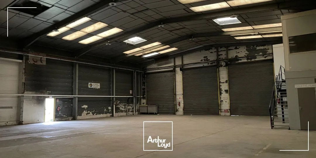 Situé en ZI à Soissons, une cellule de 500 m2 disponible immédiatement à la location.3 Portes sectionnelles - Belle hauteur sous poutre. Cour extérieur goudronnéeBureau et locaux s...