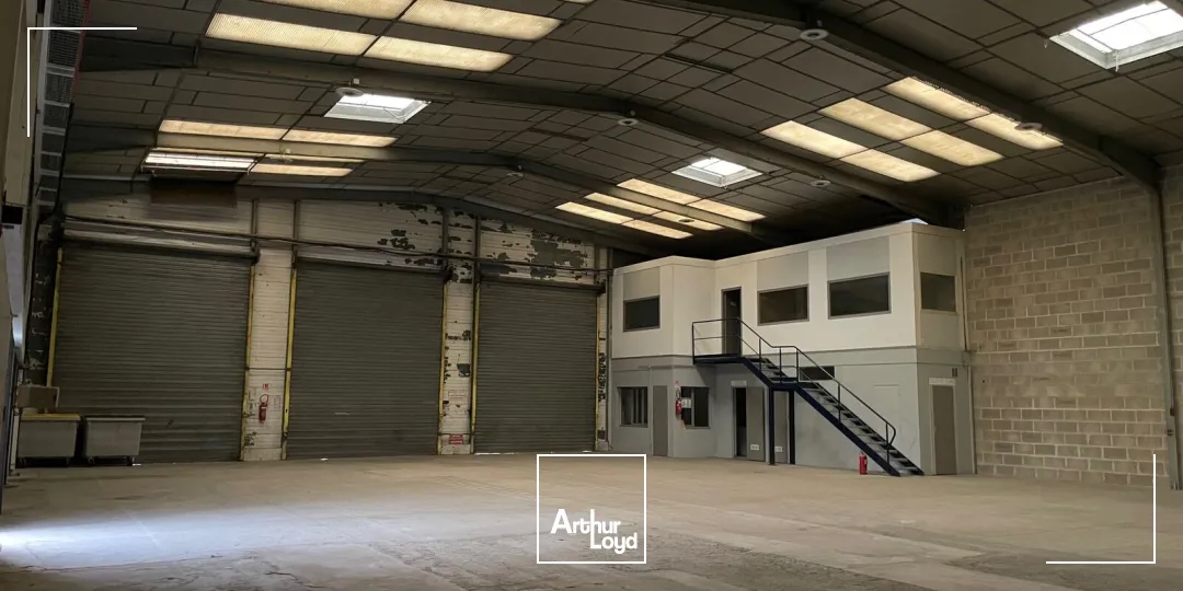 Situé en ZI à Soissons, une cellule de 500 m2 disponible immédiatement à la location.3 Portes sectionnelles - Belle hauteur sous poutre. Cour extérieur goudronnéeBureau et locaux s...