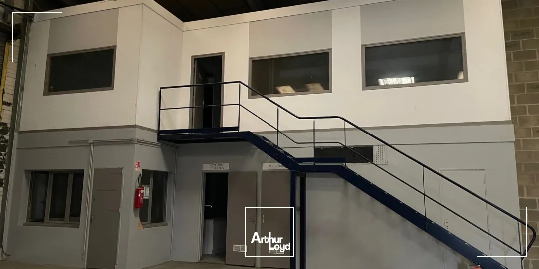 Situé en ZI à Soissons, une cellule de 500 m2 disponible immédiatement à la location.3 Portes sectionnelles - Belle hauteur sous poutre. Cour extérieur goudronnéeBureau et locaux s...