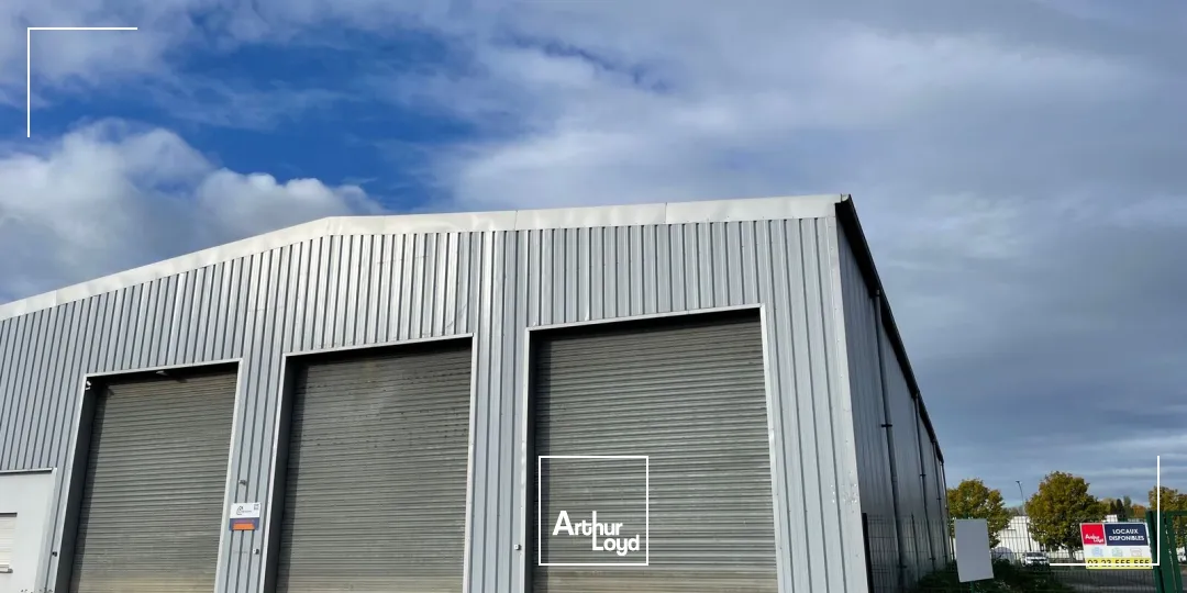 Situé en ZI à Soissons, une cellule de 500 m2 disponible immédiatement à la location.3 Portes sectionnelles - Belle hauteur sous poutre. Cour extérieur goudronnéeBureau et locaux s...