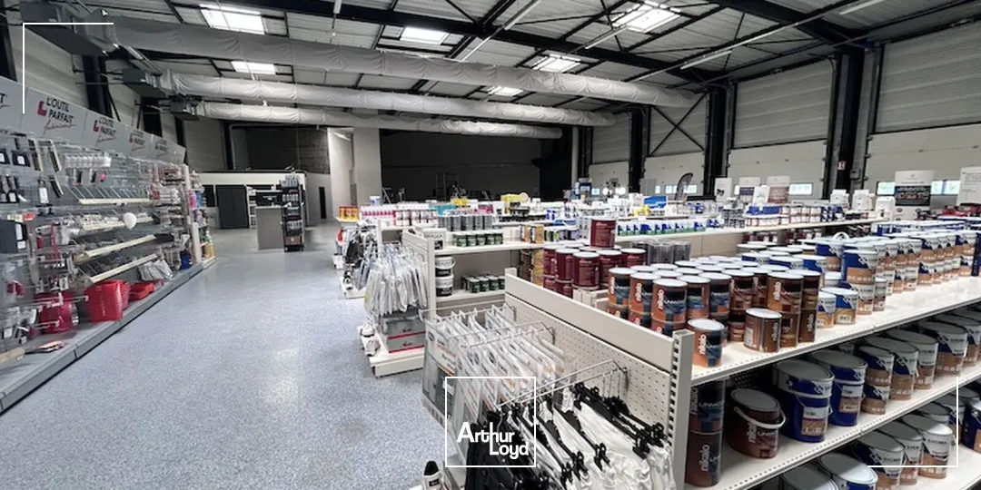 À LOUER : Bâtiment industriel indépendant de 1 001 m² sur son terrain de 3 123 m² dans la zone de Cenord à Bourg-en-Bresse.