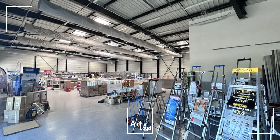 À LOUER : Bâtiment industriel indépendant de 1 001 m² sur son terrain de 3 123 m² dans la zone de Cenord à Bourg-en-Bresse.