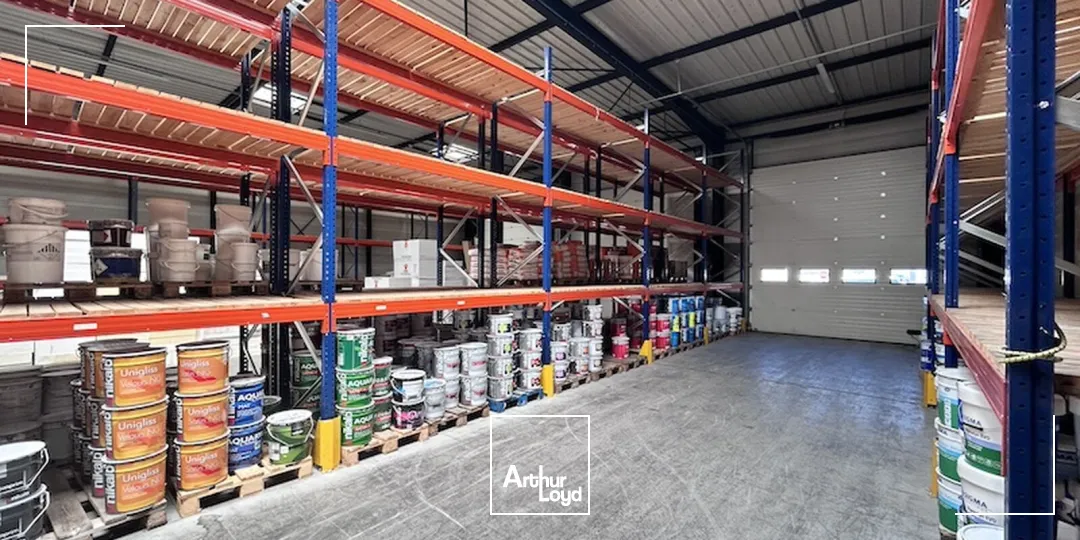 À LOUER : Bâtiment industriel indépendant de 1 001 m² sur son terrain de 3 123 m² dans la zone de Cenord à Bourg-en-Bresse.