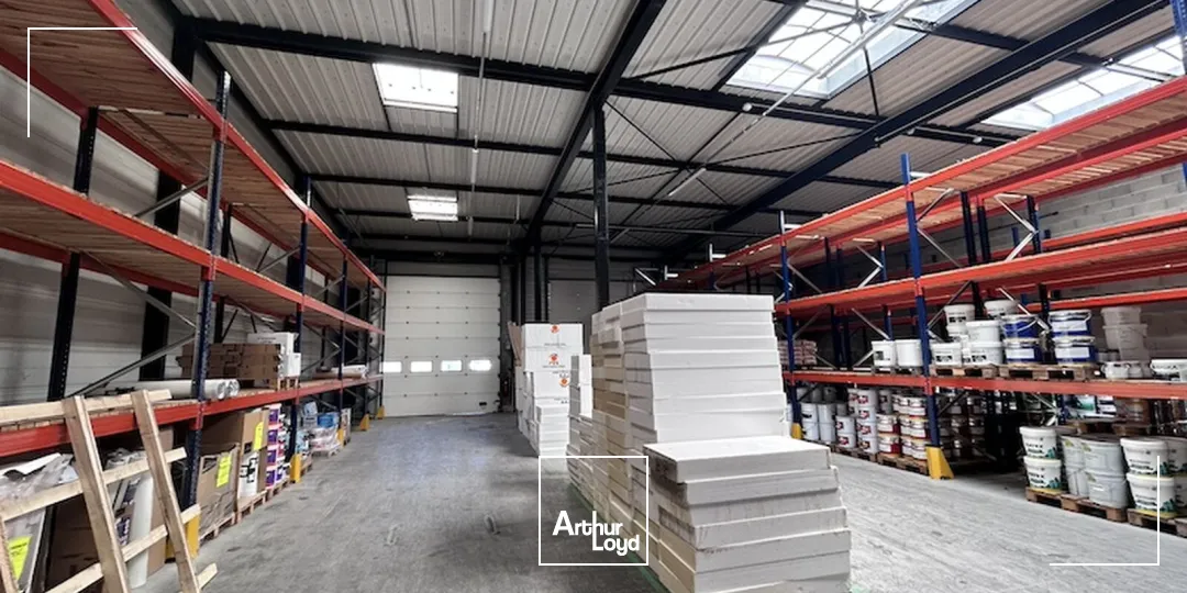 À LOUER : Bâtiment industriel indépendant de 1 001 m² sur son terrain de 3 123 m² dans la zone de Cenord à Bourg-en-Bresse.