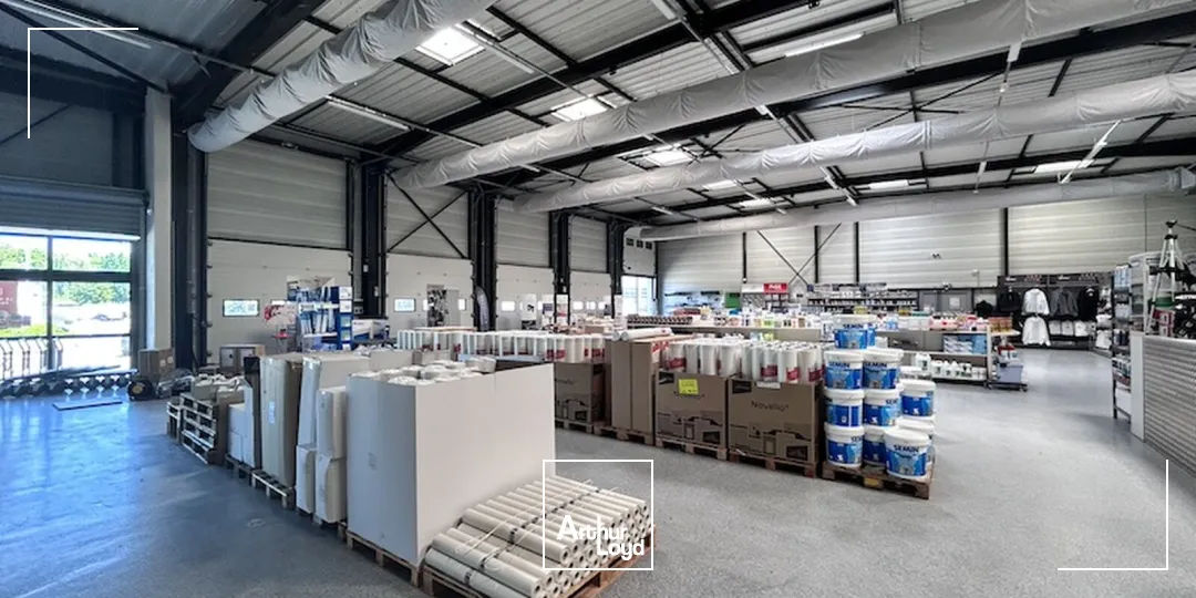 À LOUER : Bâtiment industriel indépendant de 1 001 m² sur son terrain de 3 123 m² dans la zone de Cenord à Bourg-en-Bresse.