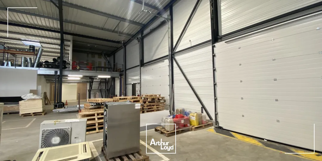 A LOUER - LOCAL D'ACTIVITE ET BUREAUX DE 3200 M² - QUEVEN
