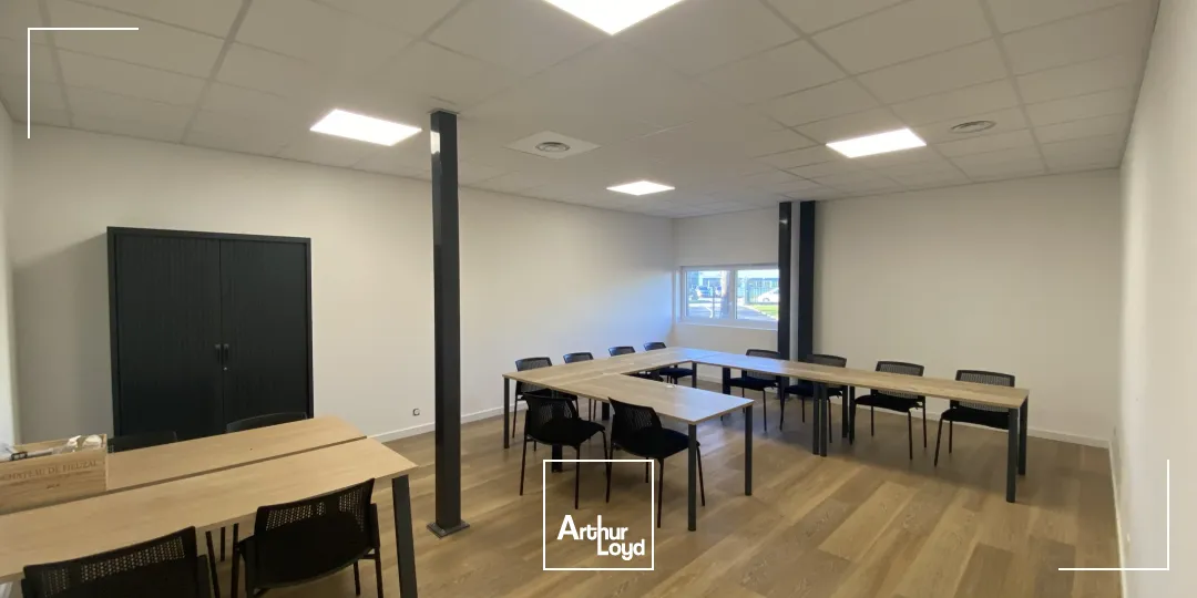 A LOUER - LOCAL D'ACTIVITE ET BUREAUX DE 3200 M² - QUEVEN