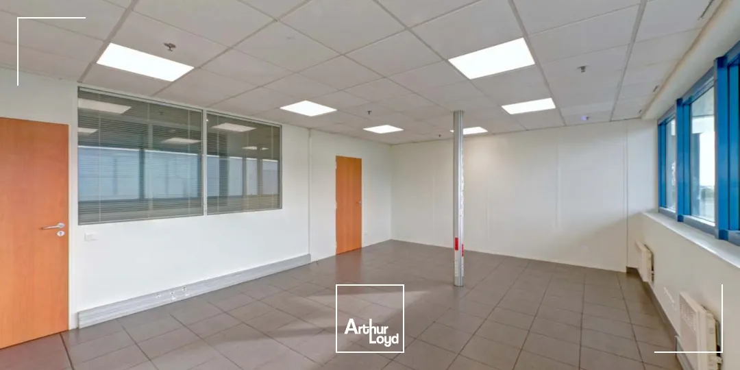 Entrepôt logistique ICPE rénové de 11811m² à Marly-la-Ville - Parc sécurisé, accès immédiat Roissy-CDG, A1 et RER D - Location en bail commercial