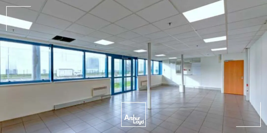 Entrepôt logistique ICPE rénové de 11811m² à Marly-la-Ville - Parc sécurisé, accès immédiat Roissy-CDG, A1 et RER D - Location en bail commercial