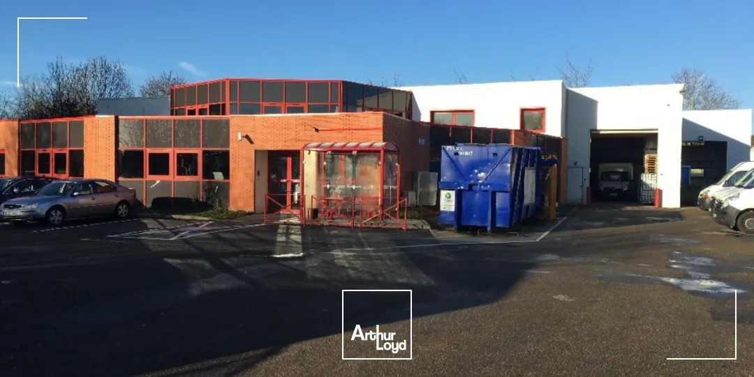 Locaux d'activité à vendre ou à louer à VOISINS LE BRETONNEUX 78960