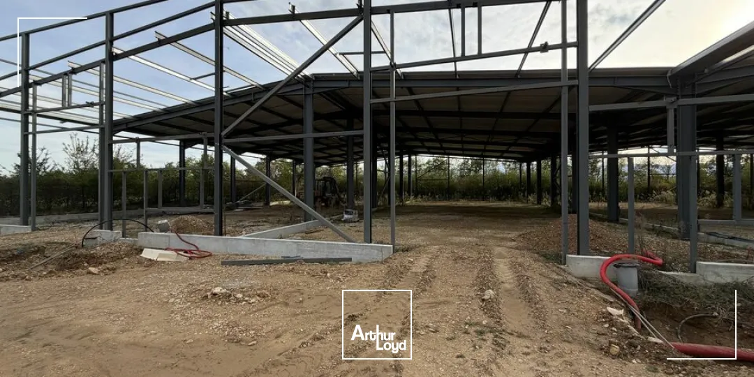 Local de stockage ou d'atelier, situés sur la zone Est de Valence, à proximité immédiate des axes autoroutier.