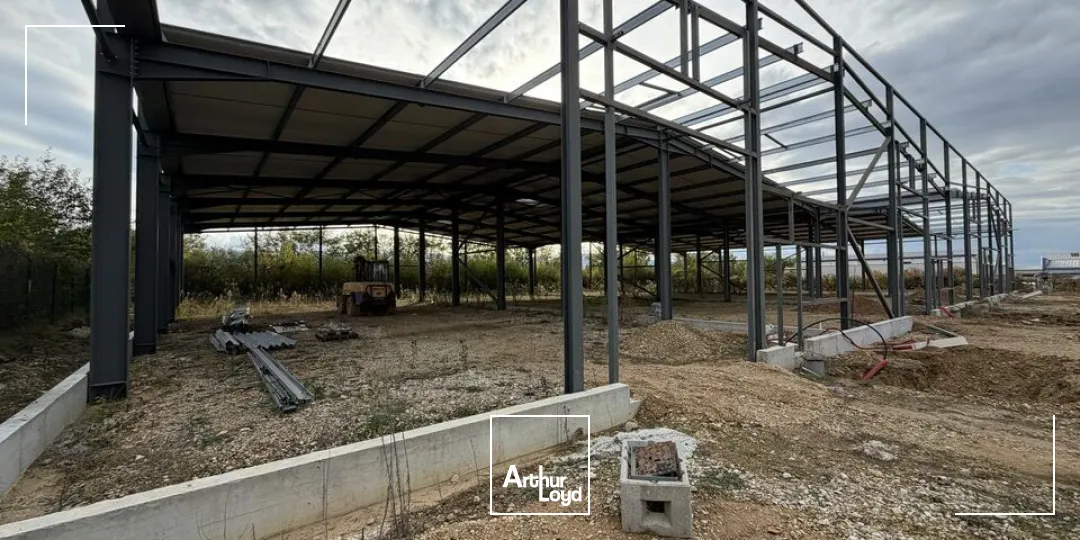 Local de stockage ou d'atelier, situés sur la zone Est de Valence, à proximité immédiate des axes autoroutier.