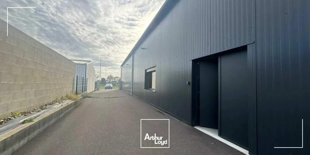 À LOUER  Bâtiment d'activité récent de 380 m² avec prestations haut de gamme  Zone d'activités de Soullans