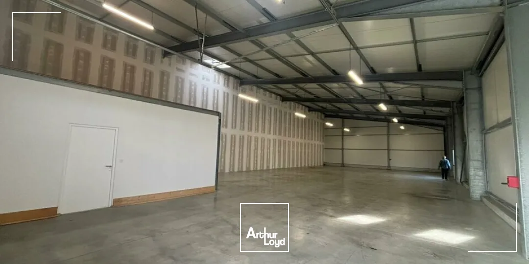 À LOUER  Bâtiment d'activité récent de 380 m² avec prestations haut de gamme  Zone d'activités de Soullans