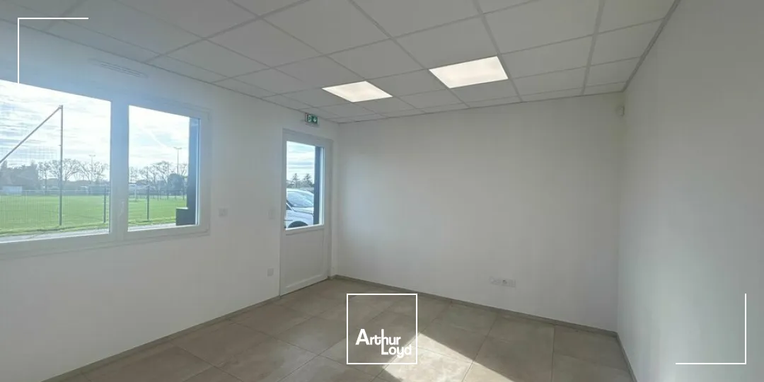 À LOUER  Bâtiment d'activité récent de 380 m² avec prestations haut de gamme  Zone d'activités de Soullans