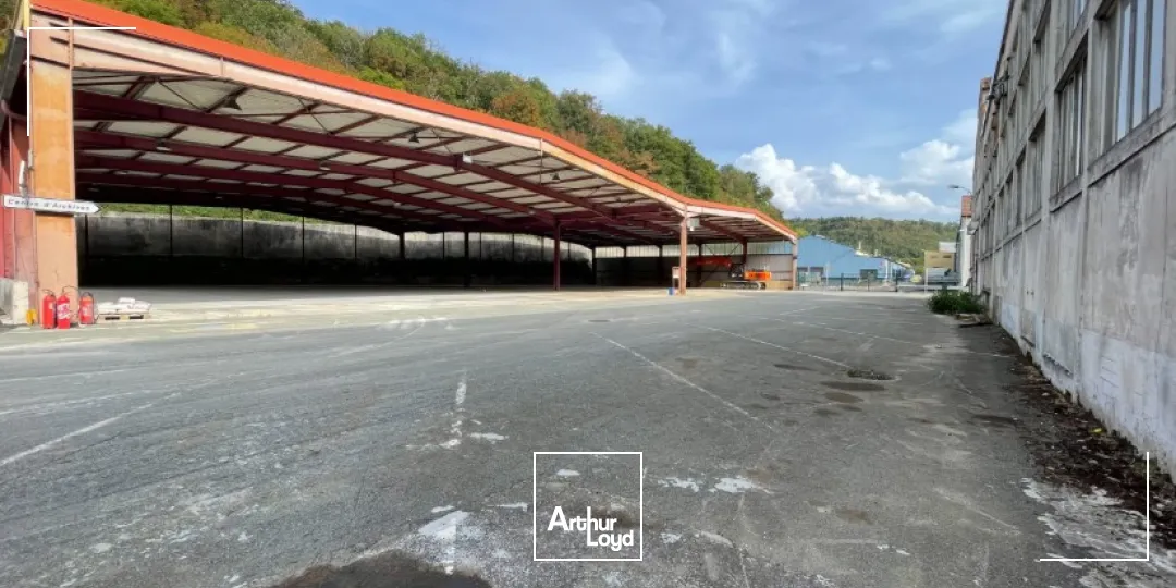 À VENDRE Terrain avec parking couvert / zone industrielle