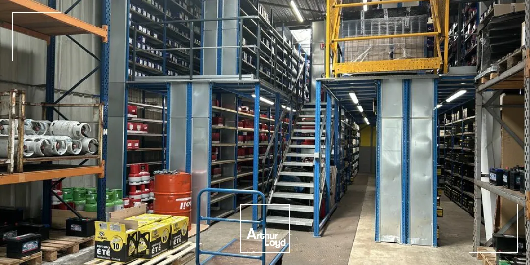 LOCAL D'ACTIVITE - ENTREPOT à VENDRE de 2374 m²