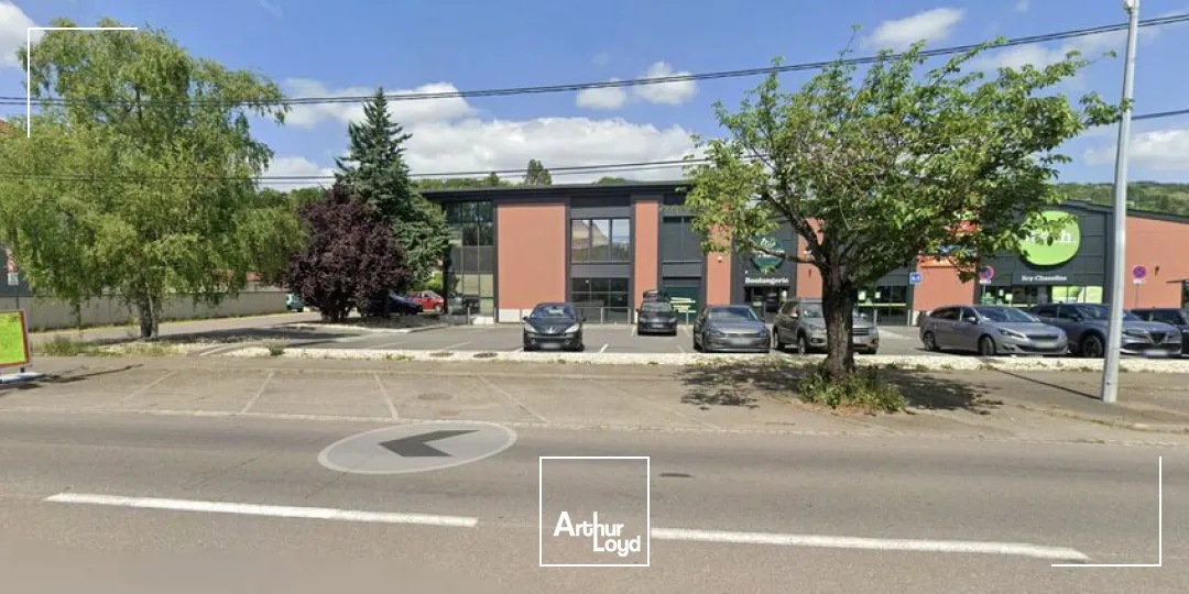 LOCAL COMMERCIAL à LOUER de 231 m²