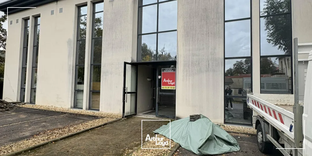 LOCAL COMMERCIAL à LOUER de 231 m²