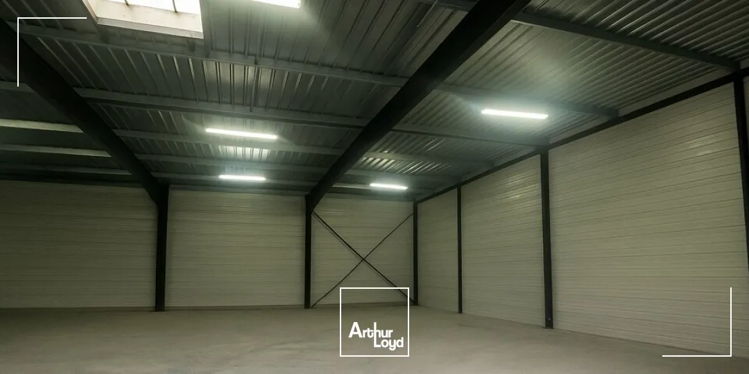 À LOUER  Local d'activité de 575 m² sur foncier de 2 141 m²  ZAC Belle Place  La Roche-sur-Yon (85)