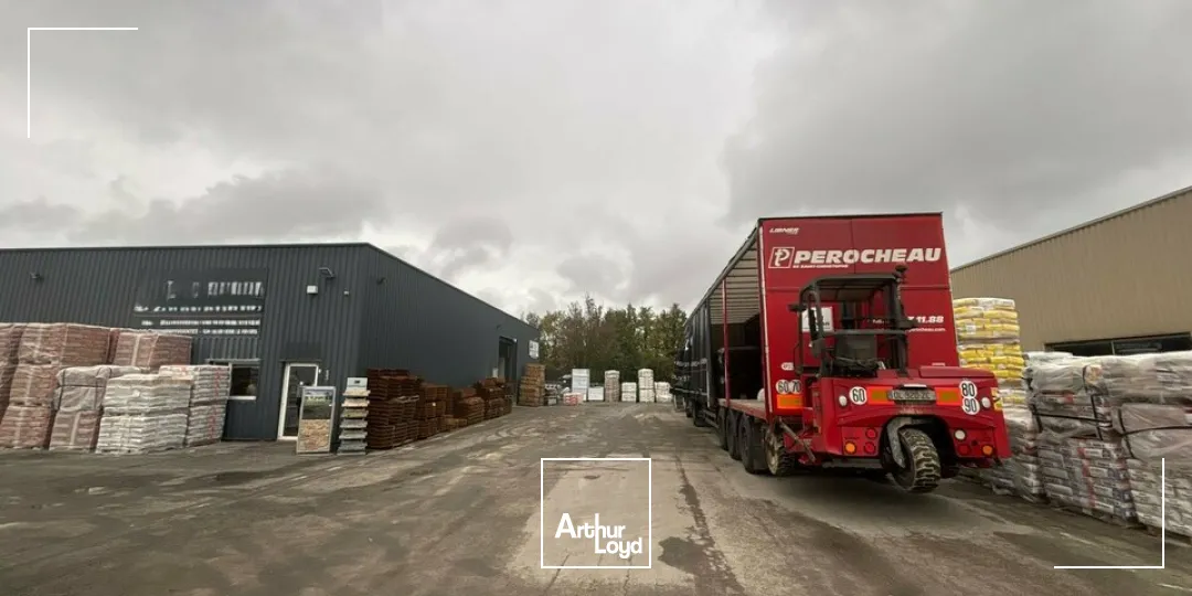 À LOUER  Local d'activité de 575 m² sur foncier de 2 141 m²  ZAC Belle Place  La Roche-sur-Yon (85)