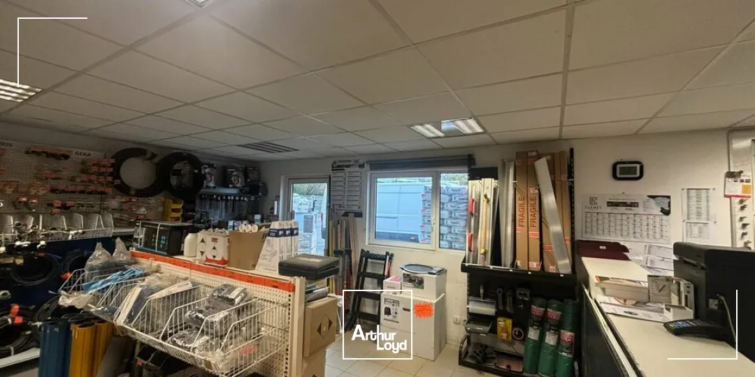 À LOUER  Local d'activité de 575 m² sur foncier de 2 141 m²  ZAC Belle Place  La Roche-sur-Yon (85)