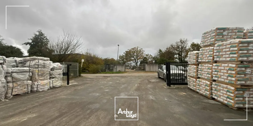 À LOUER  Local d'activité de 575 m² sur foncier de 2 141 m²  ZAC Belle Place  La Roche-sur-Yon (85)