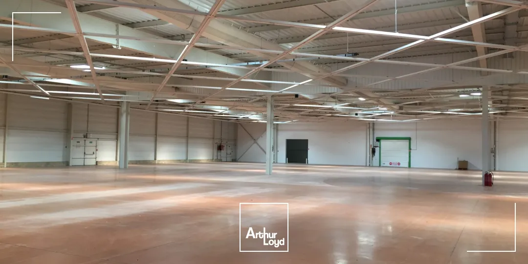 Local commercial d'une surface de 1200 m2 avec un bâti sous auvent de 550 m2, situé à proximité de grandes enseignes nationales en zone commerciale à Soissons. Possibilité d'une seul...