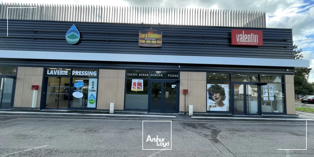 Locaux commerciaux à louer Cucq - Cellules de 75 m² et 242 m² en zone commerciale avec belle vitrine