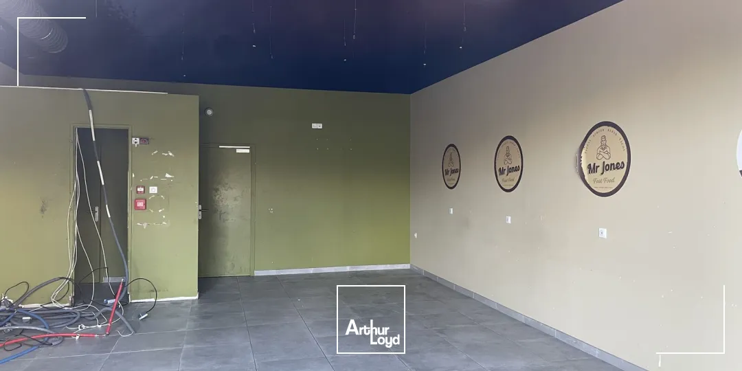 Locaux commerciaux à louer Cucq - Cellules de 75 m² et 242 m² en zone commerciale avec belle vitrine